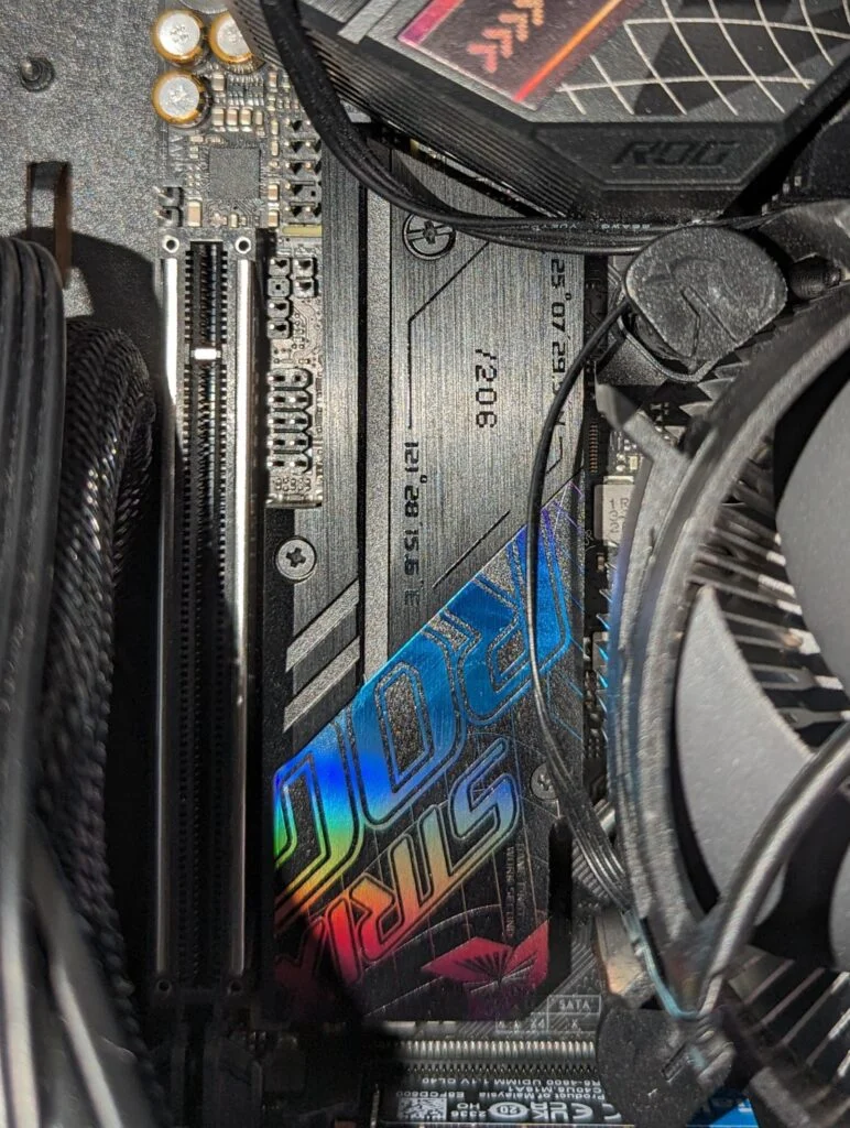 Heatsink of the top mounted m.2 ssd on the ASUS ROG Strix B760-I mainabord